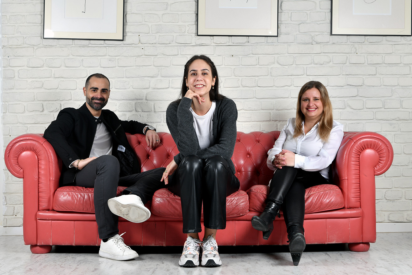 El equipo de Nexalios sentado en un sofá en la oficina.